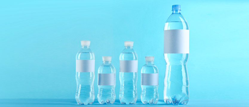 leggere l'etichetta dell'acqua delle bottiglie di plastica