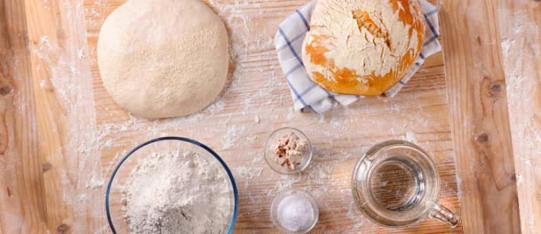 pane fatto in casa, acqua e ingredienti di qualità