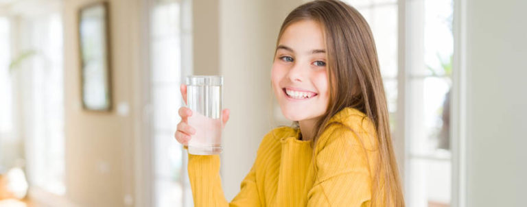 acqua da bere pura e pulita dal rubinetto di casa