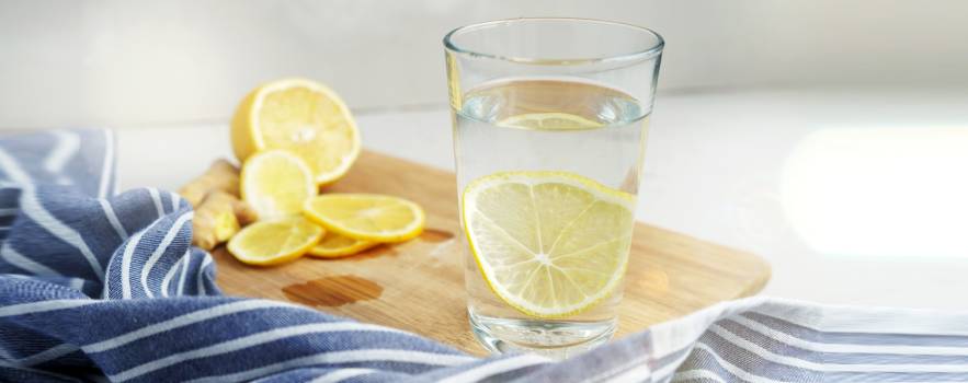 bere acqua e limone al mattino fa bene