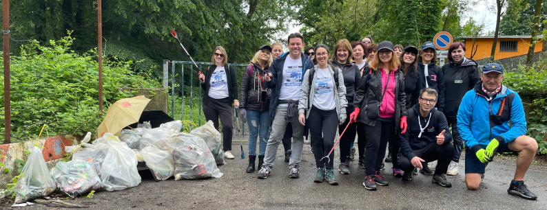 La foto del gruppo di raccolta con i sacchetti di rifiuti trovati durante la giornata