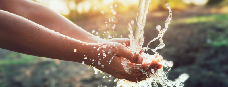 Il problema dello spreco dell'acqua, un bene prezioso, per la produzione della plastica